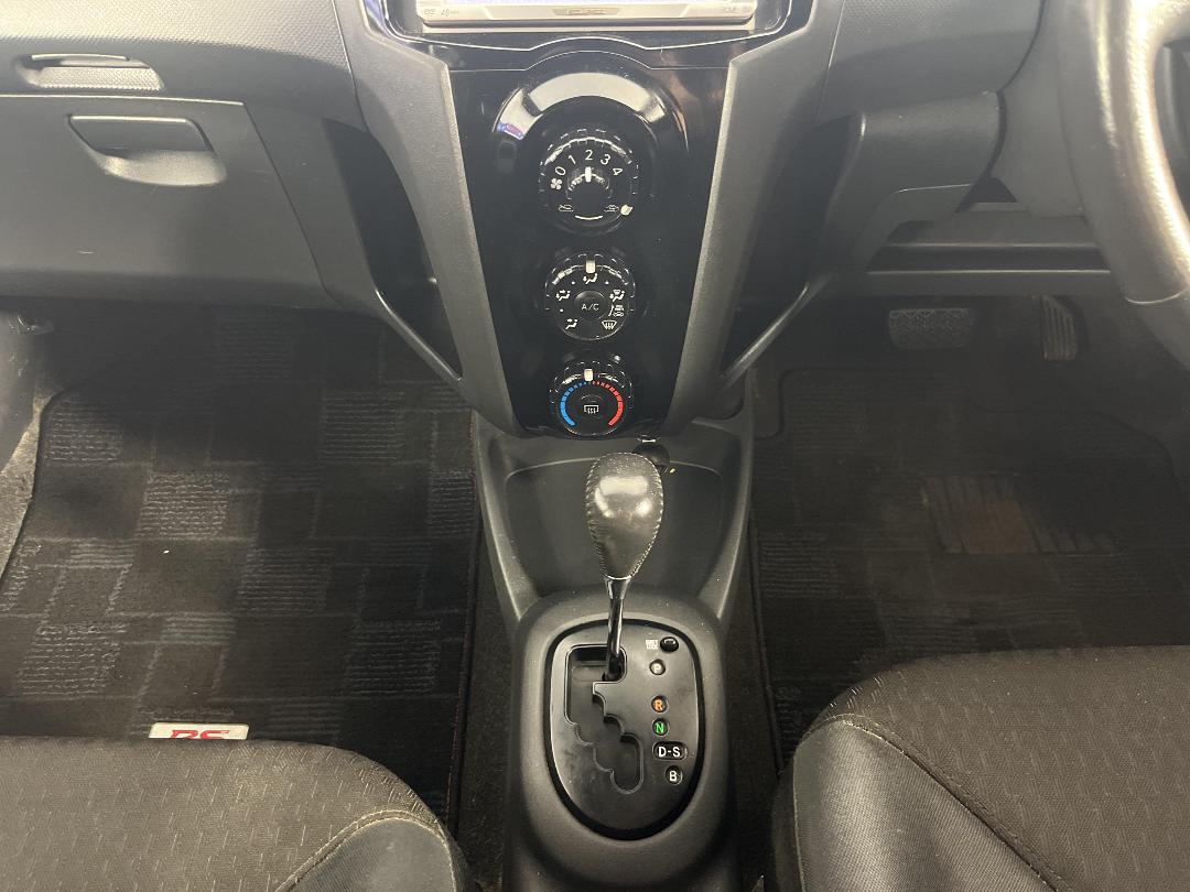 Photo '18' of Toyota Vitz Photo '18' of Toyota Vitz