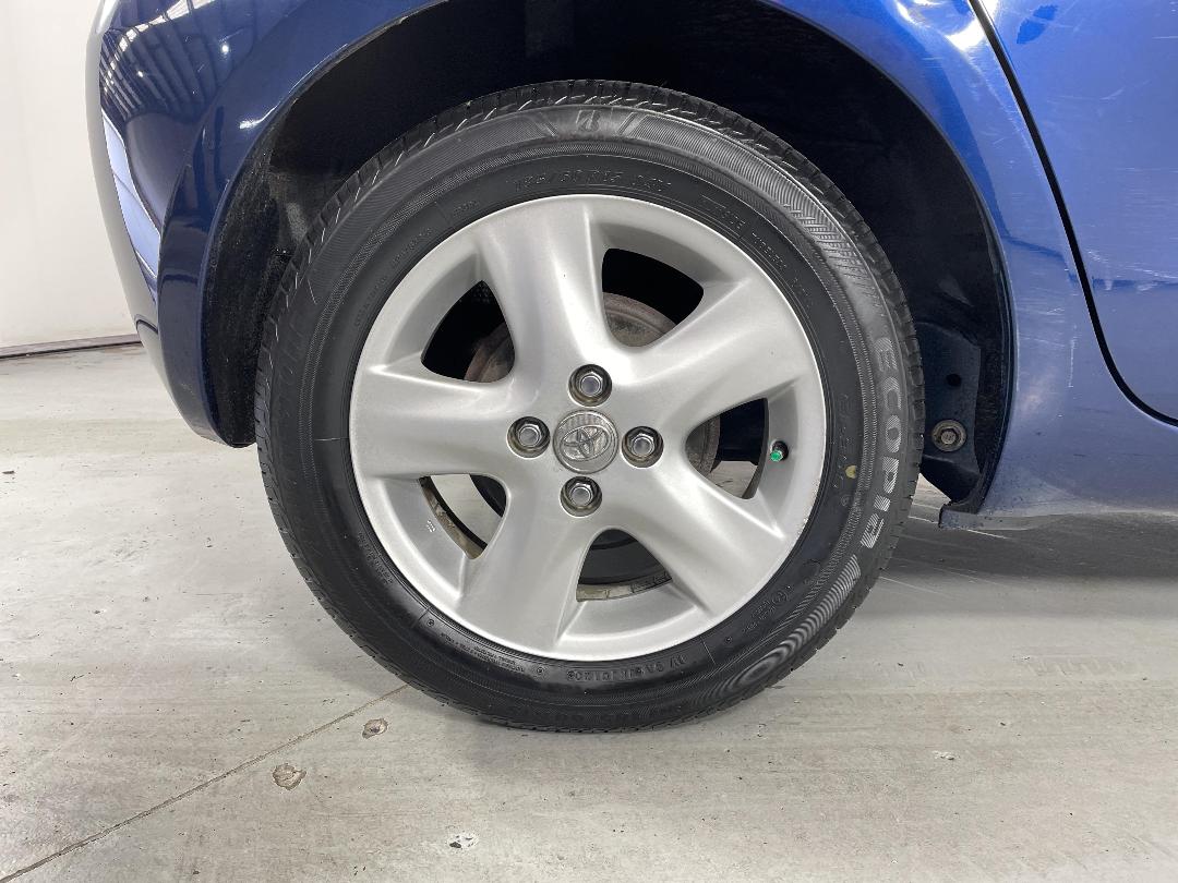 Photo '12' of Toyota Vitz