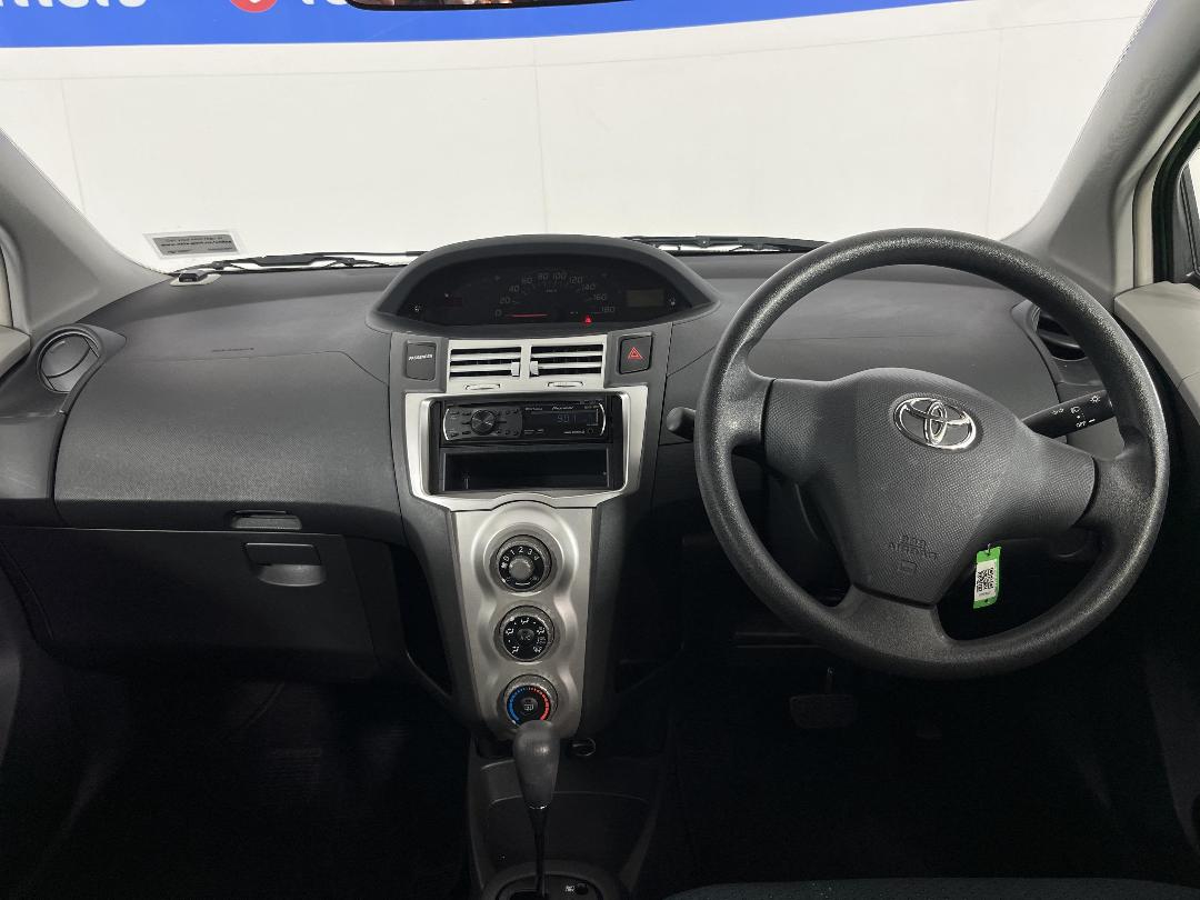 Photo '17' of Toyota Vitz Photo '17' of Toyota Vitz