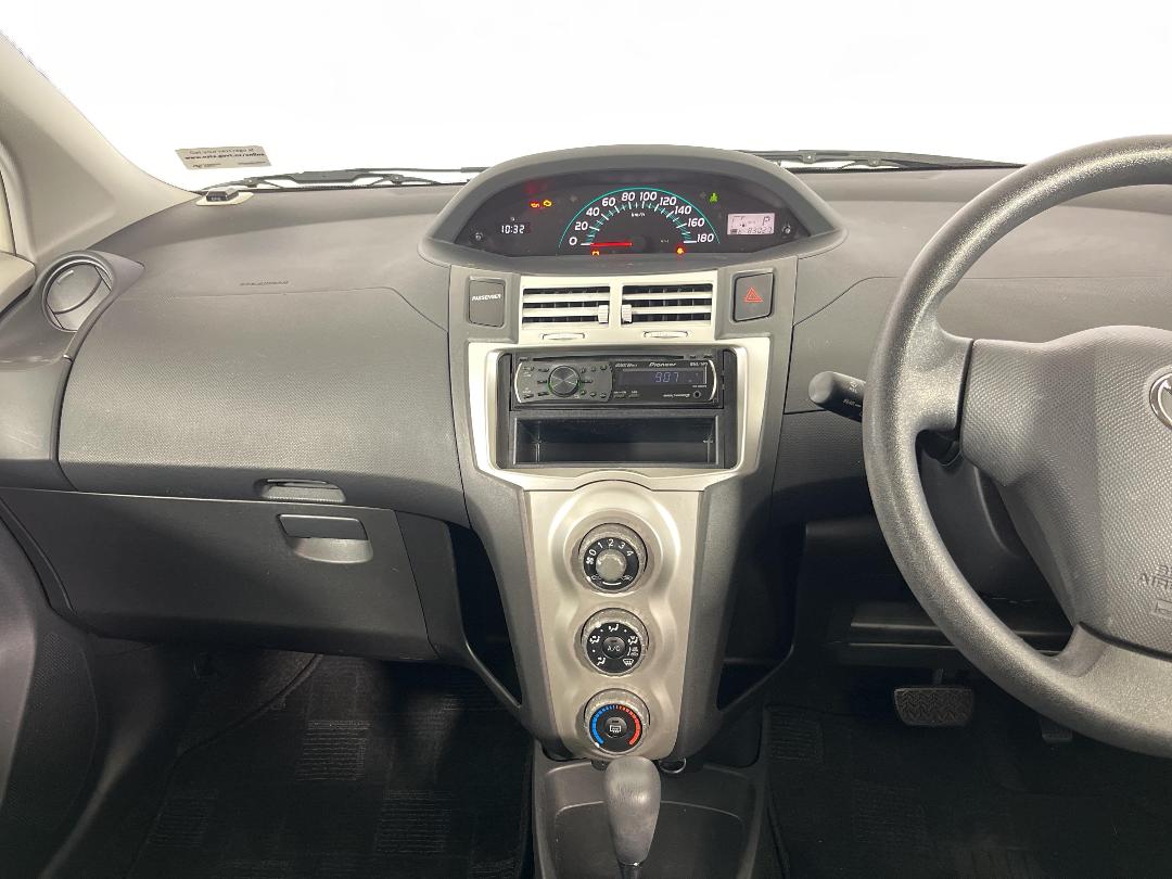 Photo '18' of Toyota Vitz Photo '18' of Toyota Vitz