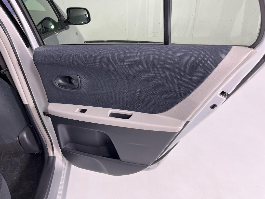 Photo '19' of Toyota Vitz Photo '19' of Toyota Vitz