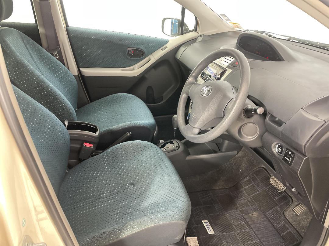 Photo '16' of Toyota Vitz Photo '16' of Toyota Vitz