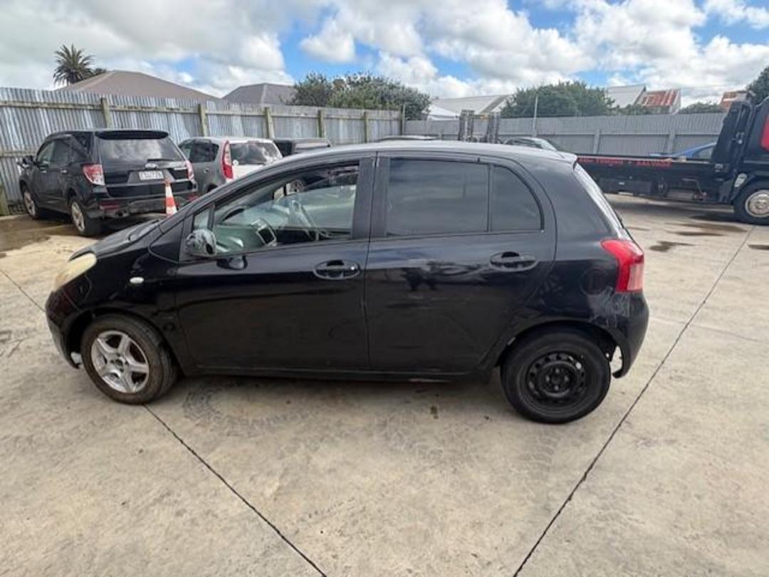 Photo '4' of Toyota Vitz