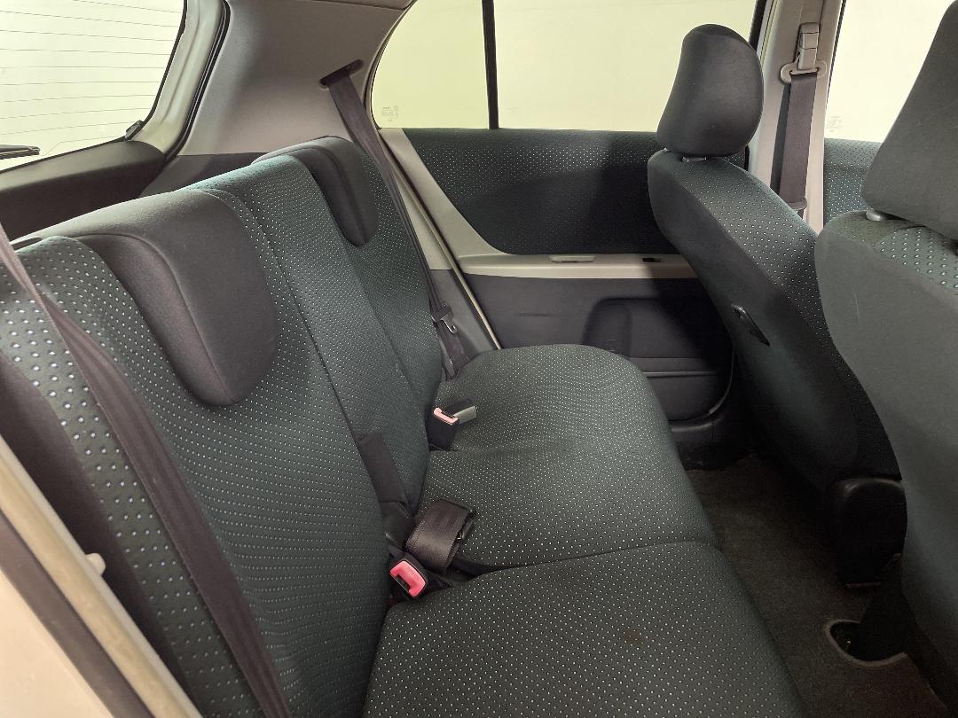 Photo '20' of Toyota Vitz Photo '20' of Toyota Vitz