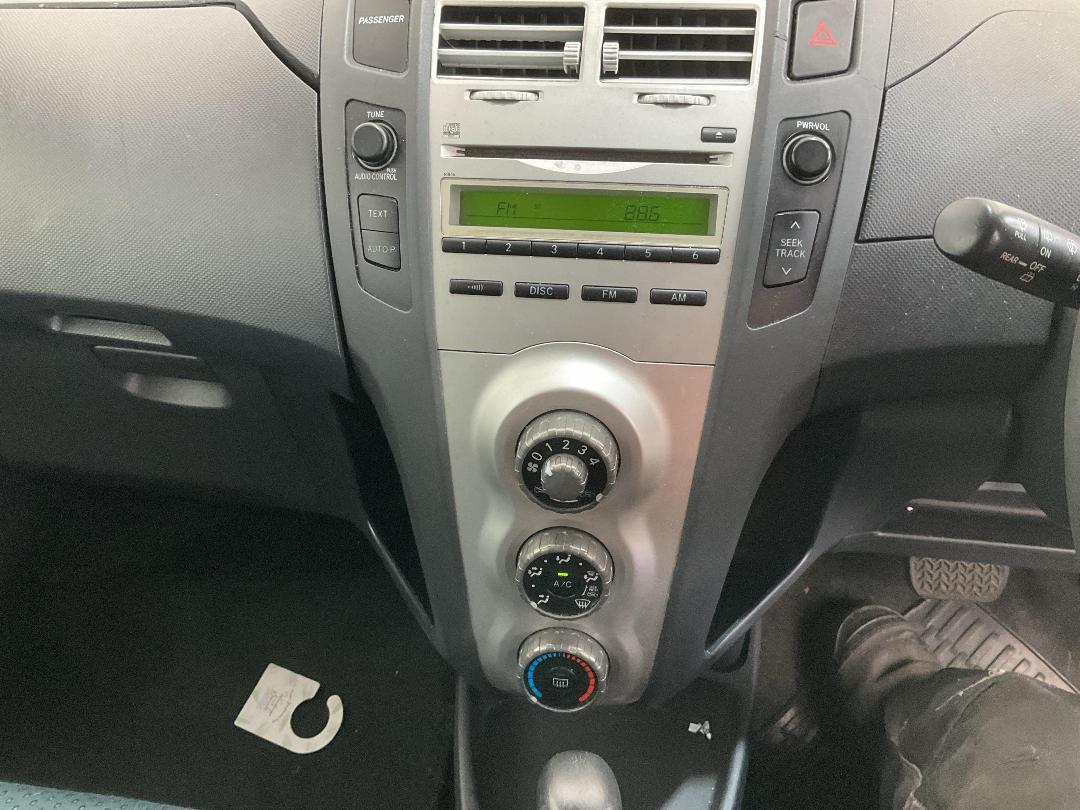 Photo '27' of Toyota Vitz Photo '27' of Toyota Vitz