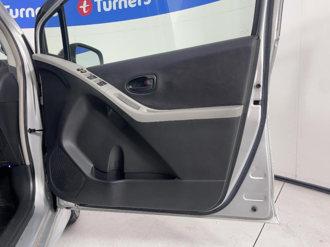 Photo '15' of Toyota Vitz