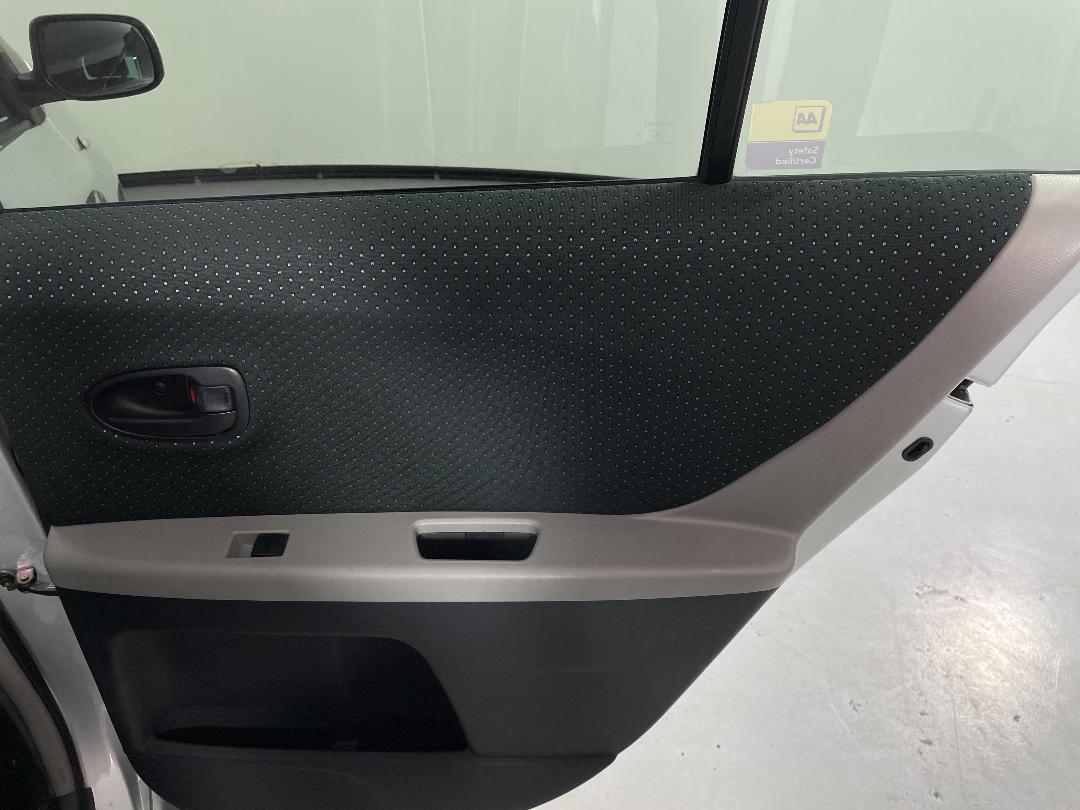 Photo '19' of Toyota Vitz Photo '19' of Toyota Vitz