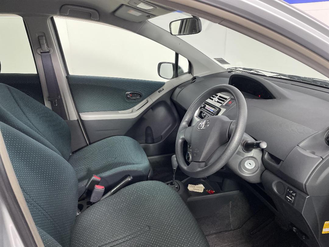 Photo '16' of Toyota Vitz Photo '16' of Toyota Vitz