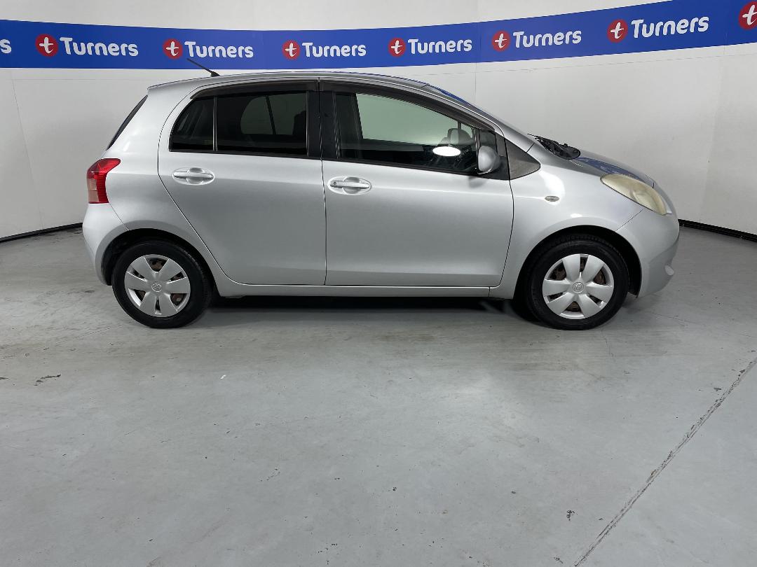 Photo '23' of Toyota Vitz Photo '23' of Toyota Vitz