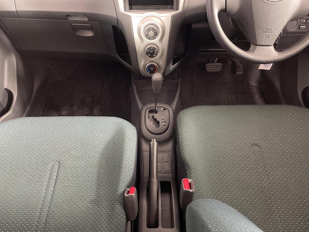 Photo '18' of Toyota Vitz Photo '18' of Toyota Vitz