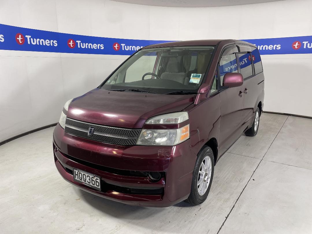 Photo '3' of Toyota Voxy Photo '3' of Toyota Voxy