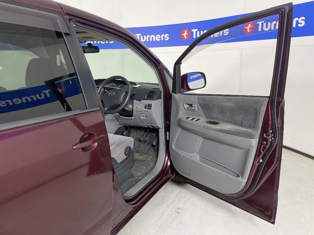 Photo '13' of Toyota Voxy Photo '13' of Toyota Voxy