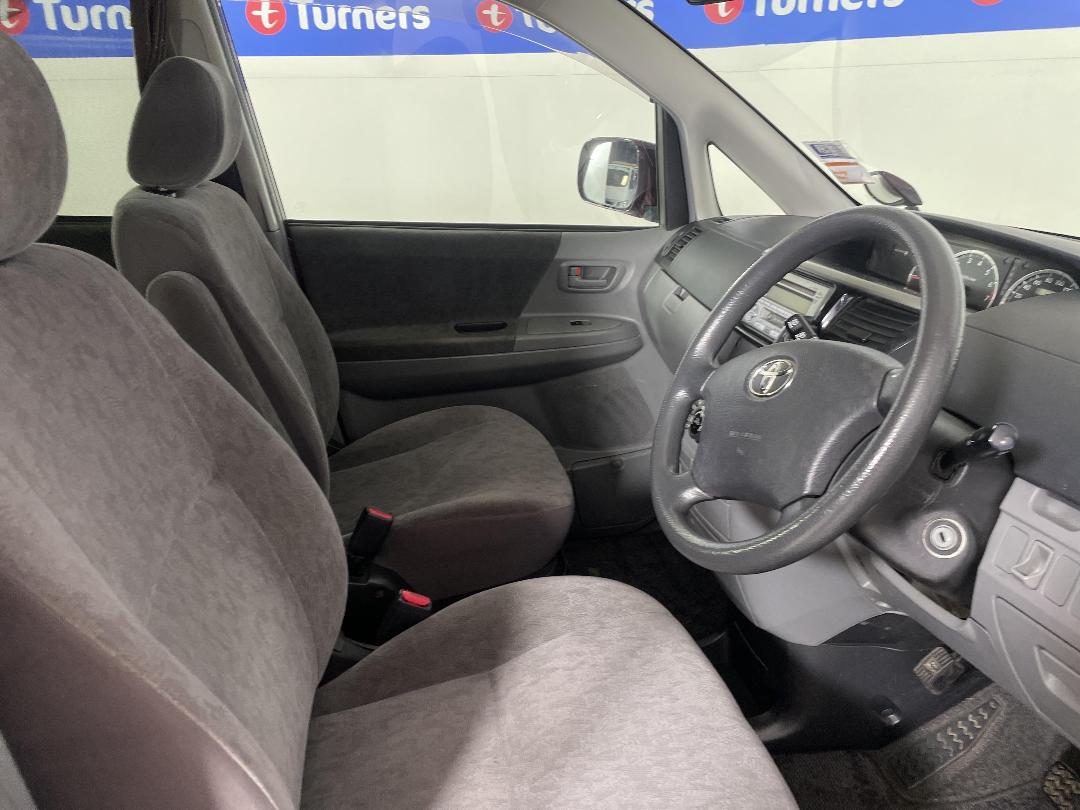 Photo '14' of Toyota Voxy Photo '14' of Toyota Voxy