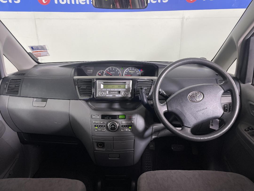 Photo '15' of Toyota Voxy Photo '15' of Toyota Voxy