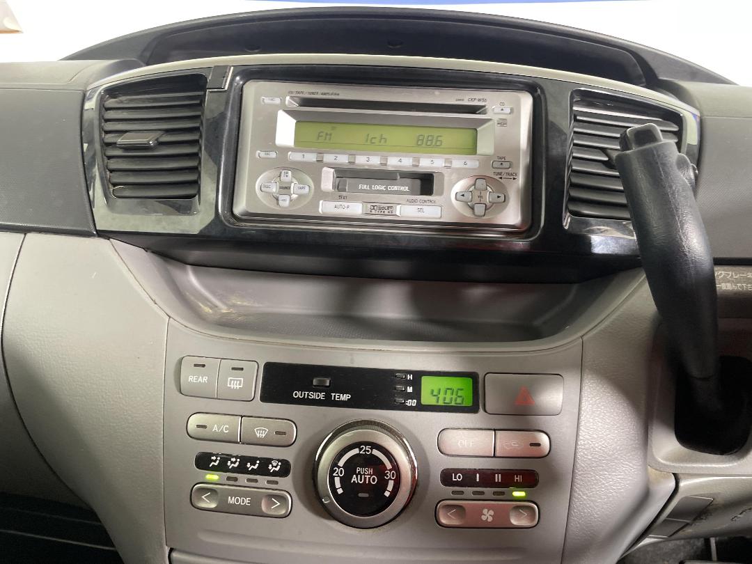 Photo '16' of Toyota Voxy Photo '16' of Toyota Voxy