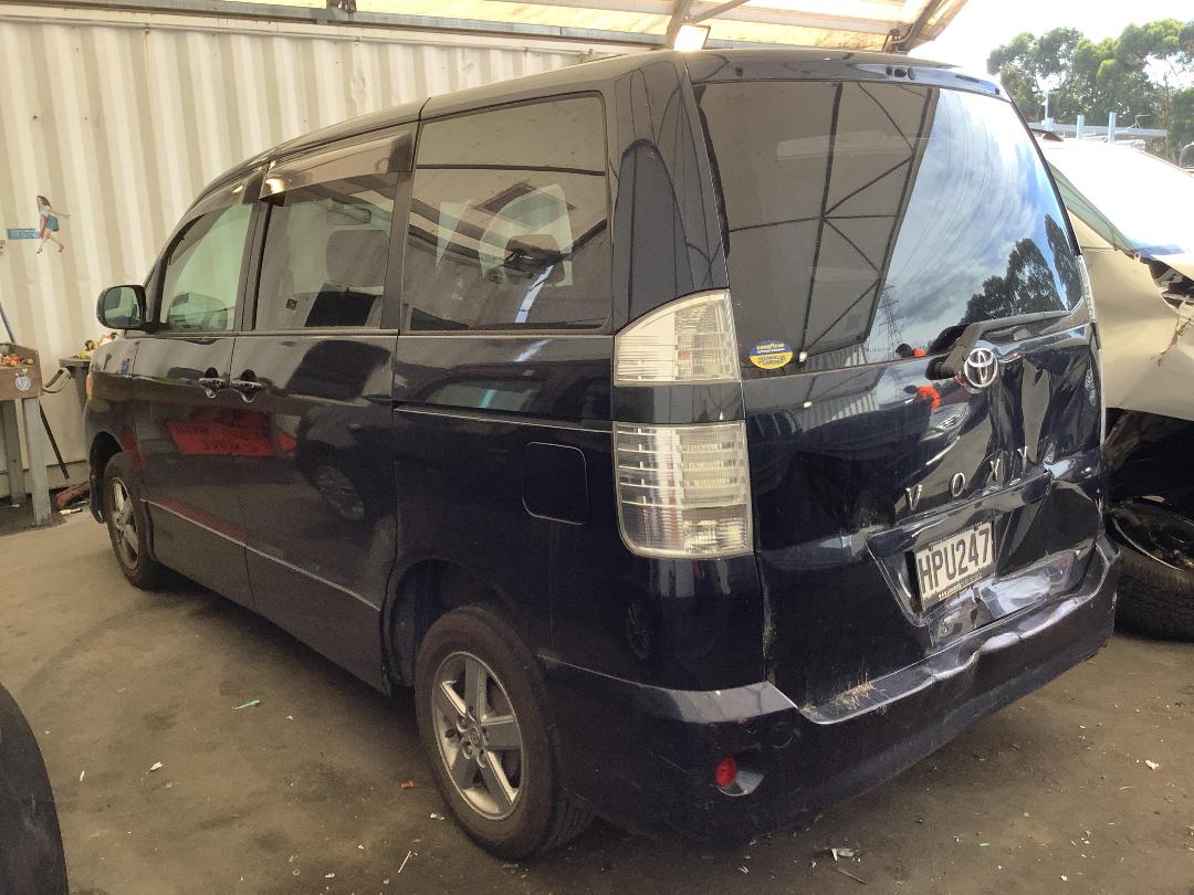 Photo '5' of Toyota Voxy