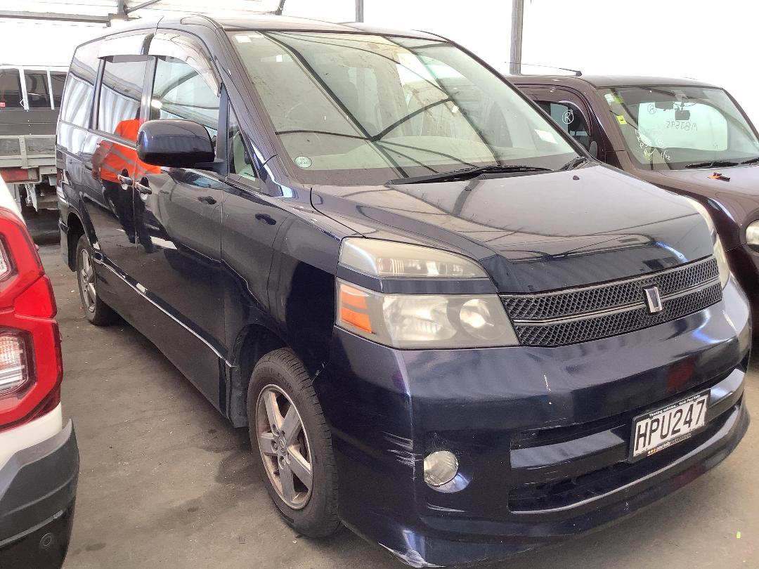 Photo '2' of Toyota Voxy