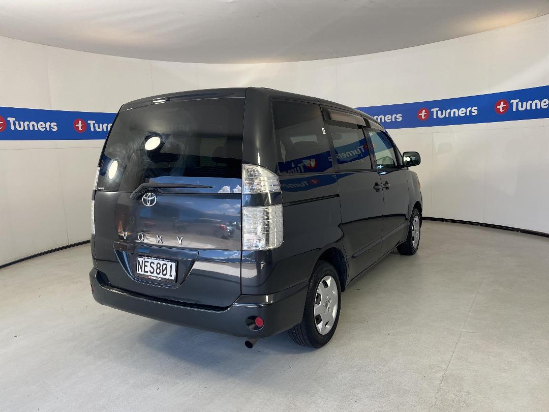 Photo '7' of Toyota Voxy