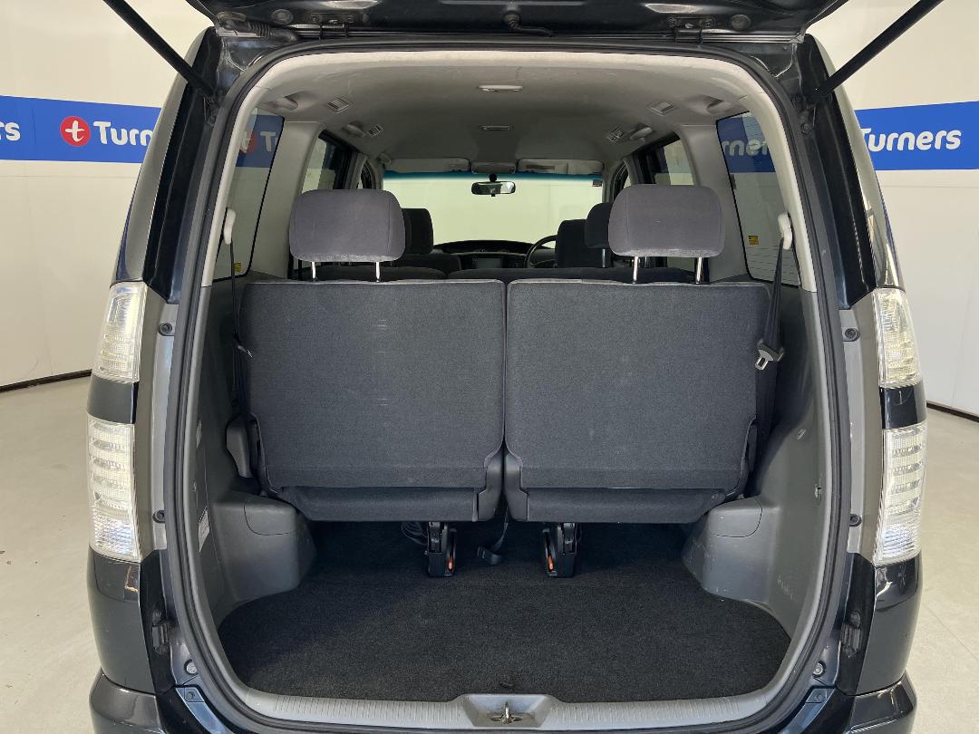 Photo '14' of Toyota Voxy