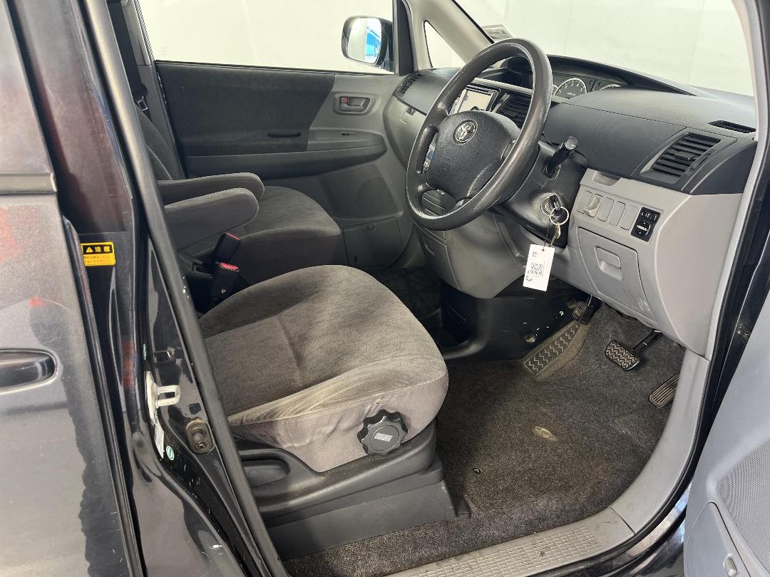 Photo '16' of Toyota Voxy