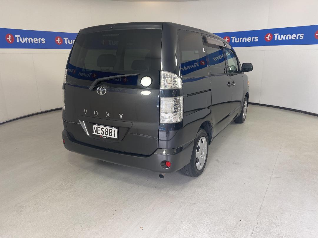 Photo '7' of Toyota Voxy