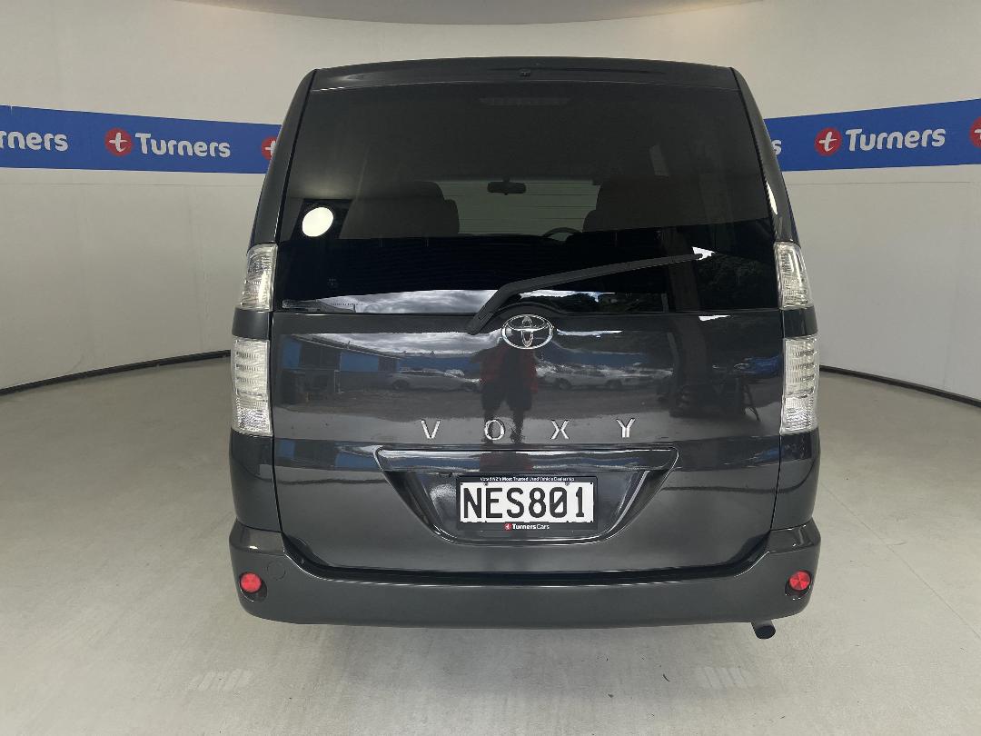 Photo '6' of Toyota Voxy
