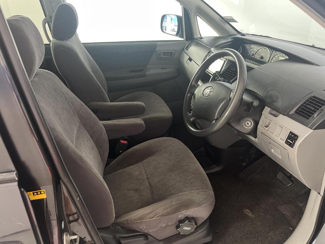 Photo '16' of Toyota Voxy