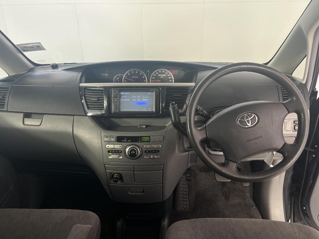 Photo '17' of Toyota Voxy