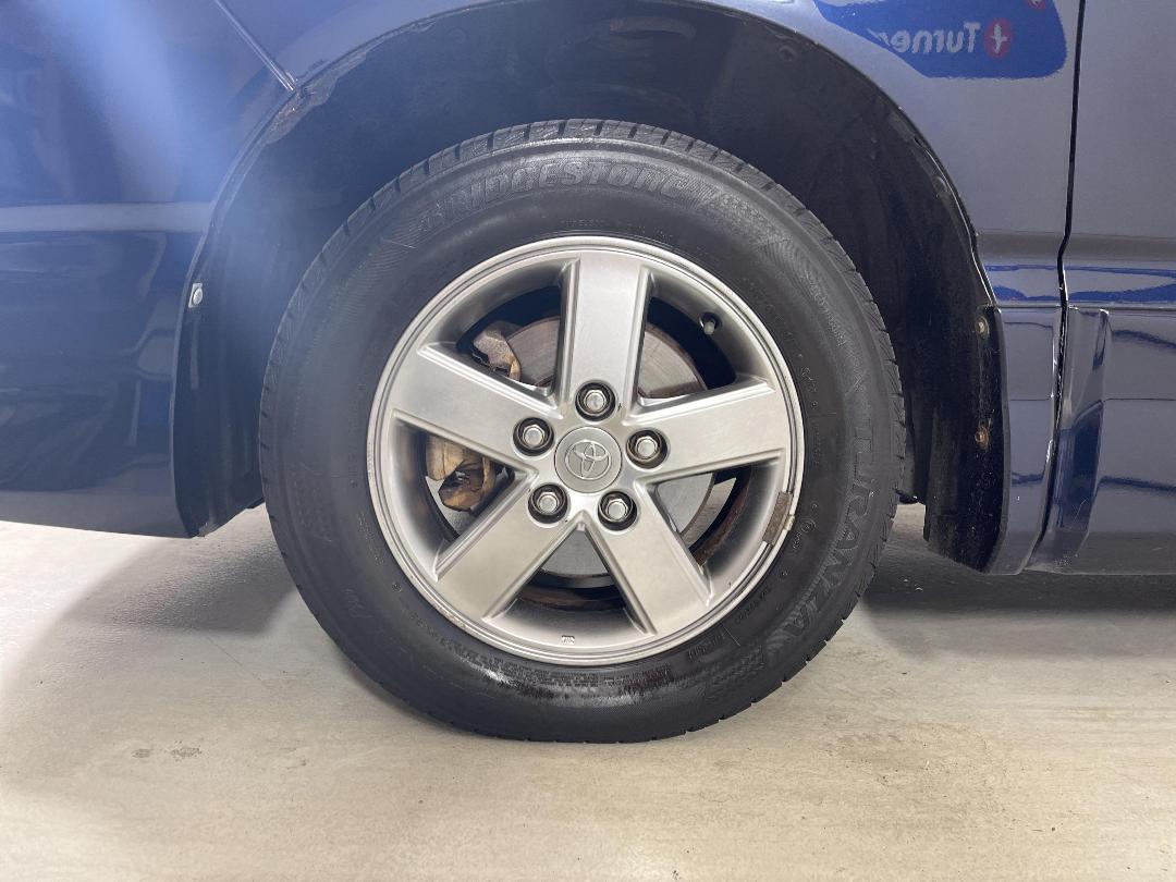 Photo '10' of Toyota Voxy