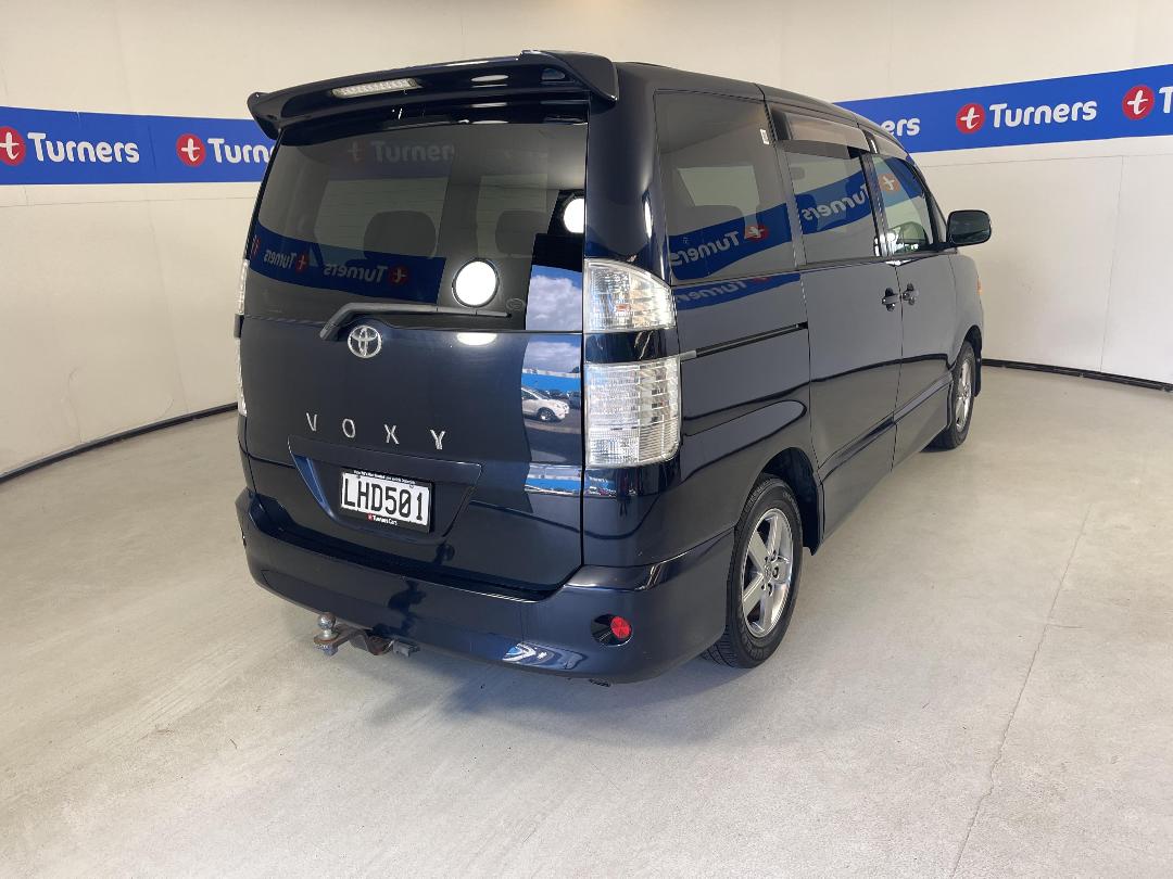 Photo '7' of Toyota Voxy