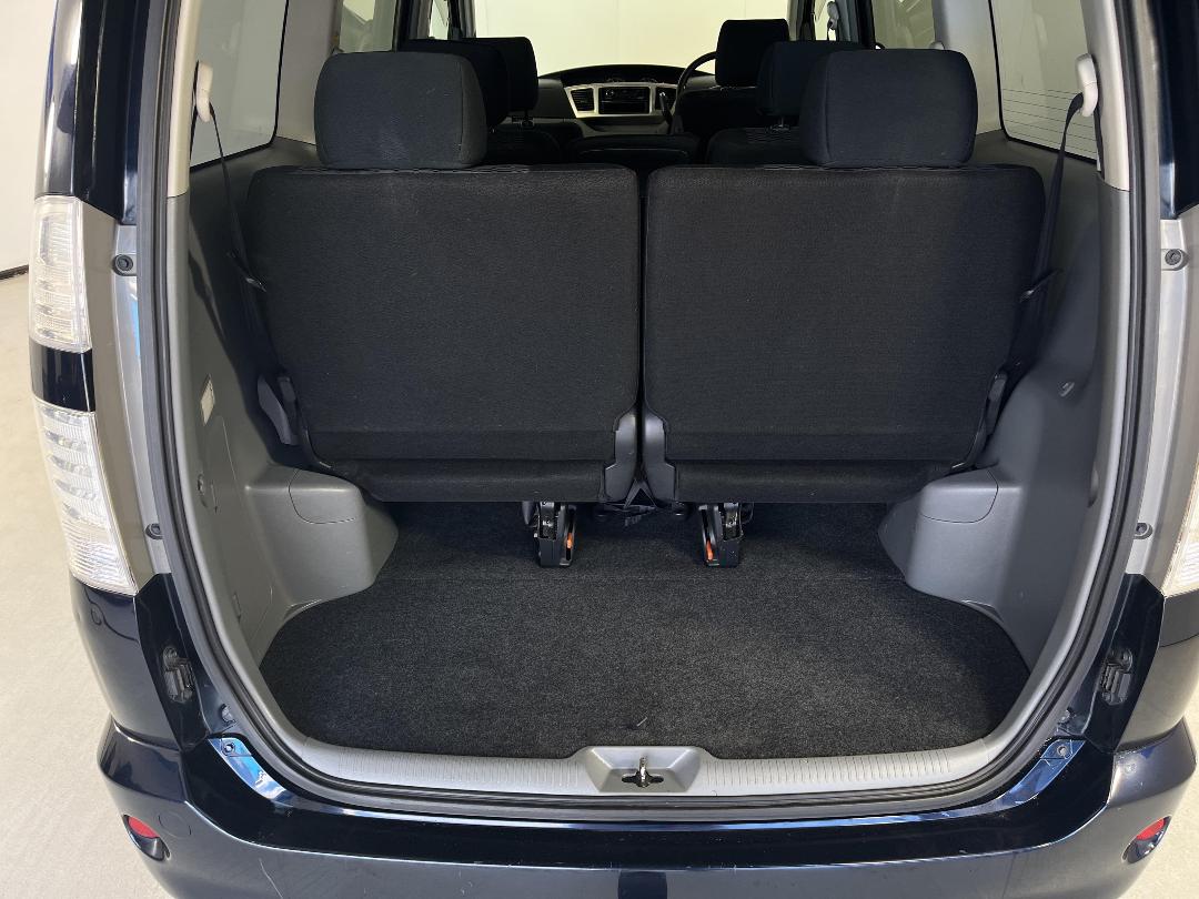 Photo '14' of Toyota Voxy