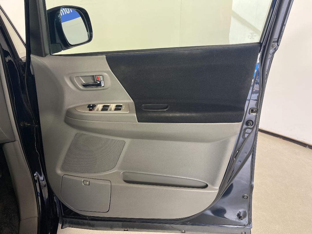 Photo '15' of Toyota Voxy