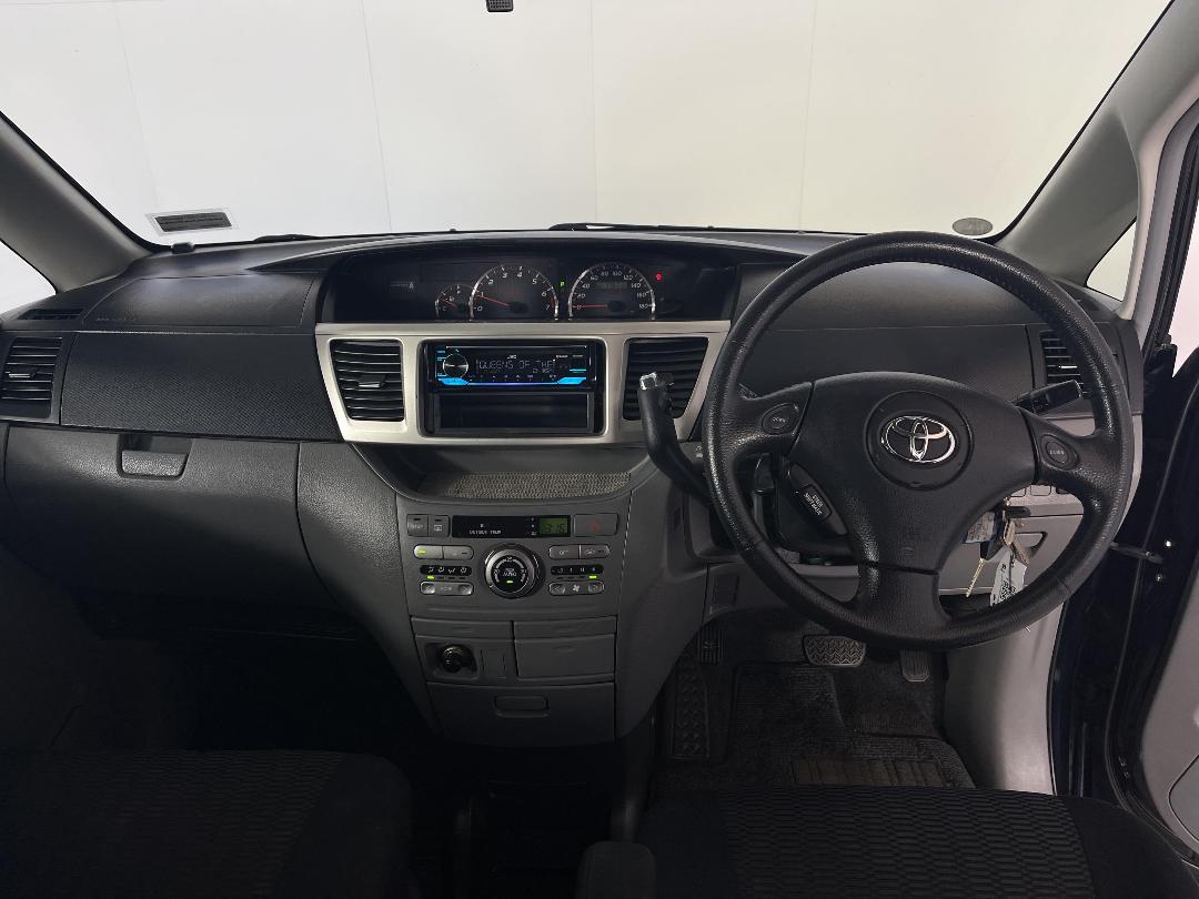 Photo '17' of Toyota Voxy