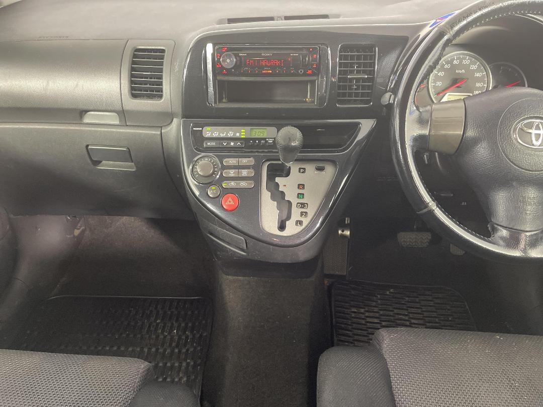 Photo '16' of Toyota Wish Photo '16' of Toyota Wish