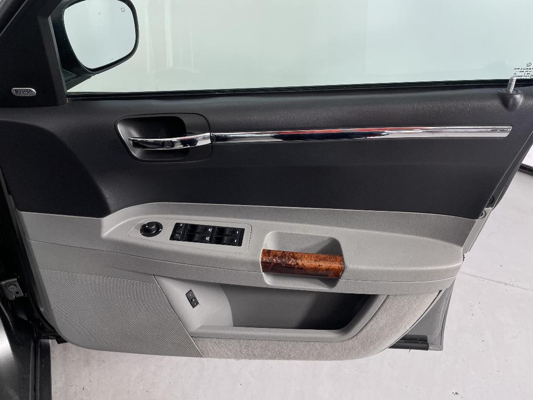 Photo '15' of Chrysler 300