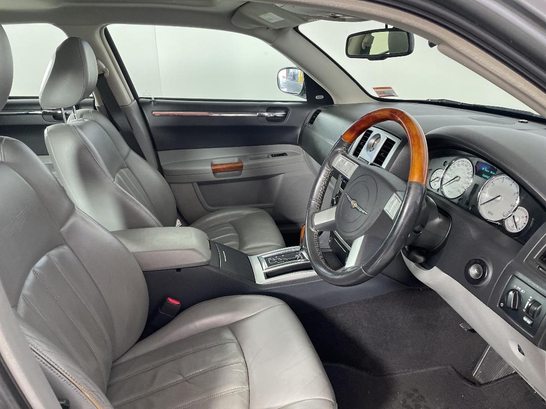 Photo '16' of Chrysler 300