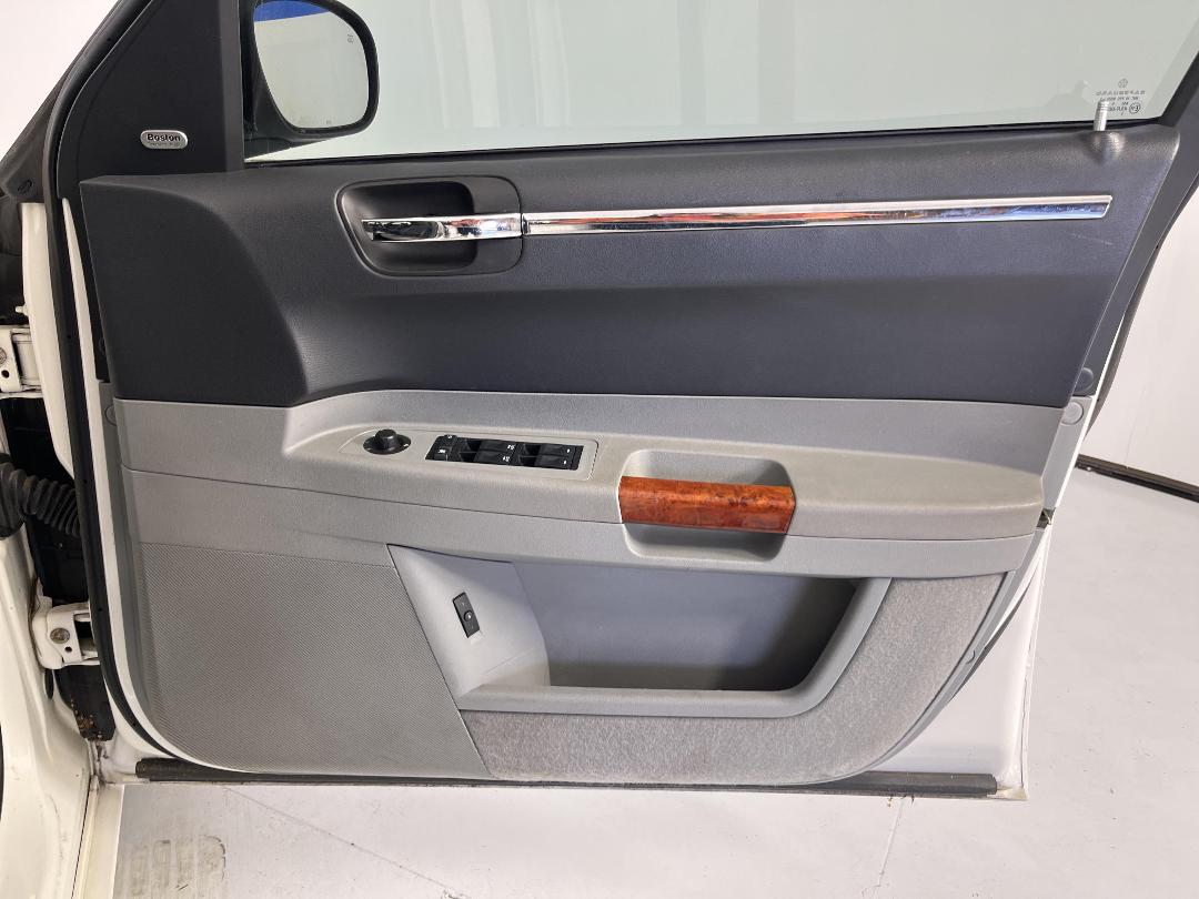 Photo '15' of Chrysler 300C Photo '15' of Chrysler 300C