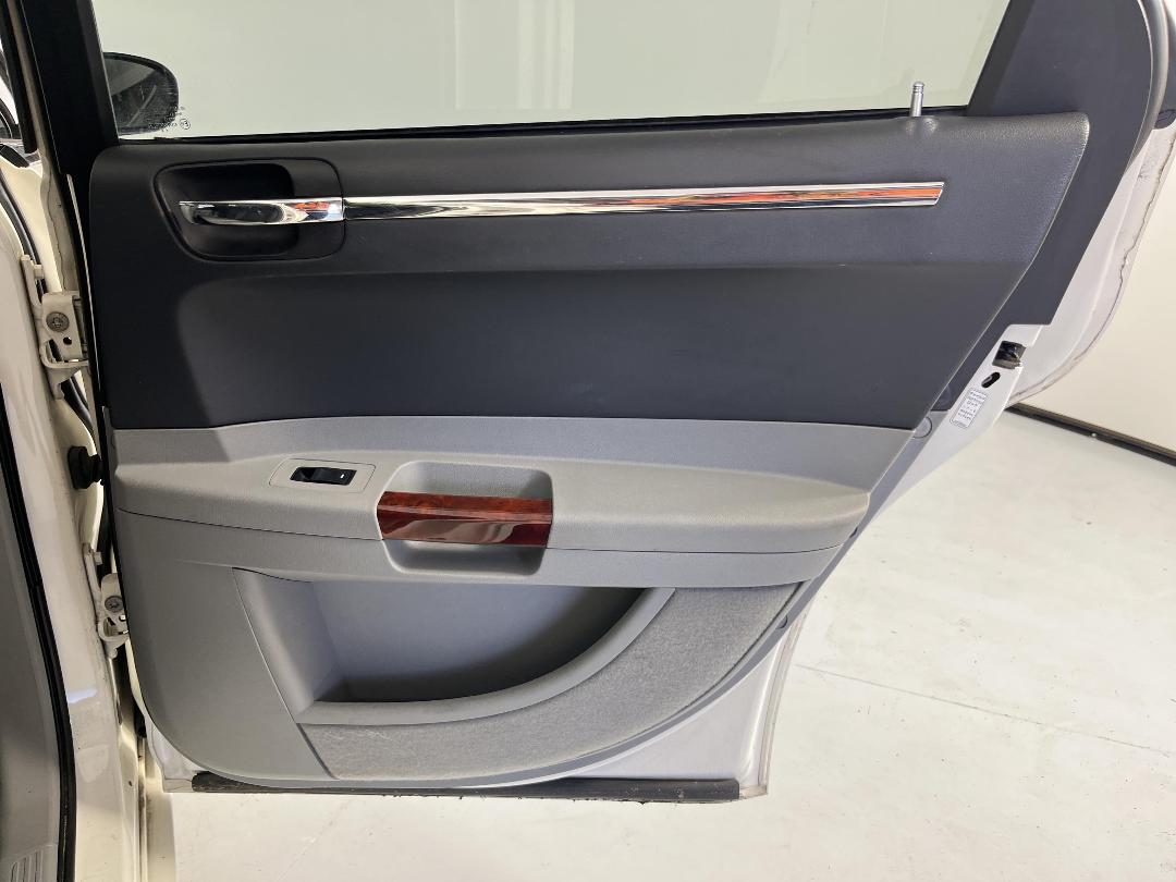 Photo '19' of Chrysler 300C Photo '19' of Chrysler 300C