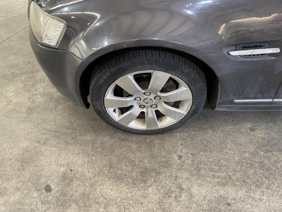 Photo '8' of Holden Commodore Calais-V V6 Photo '8' of Holden Commodore Calais-V V6