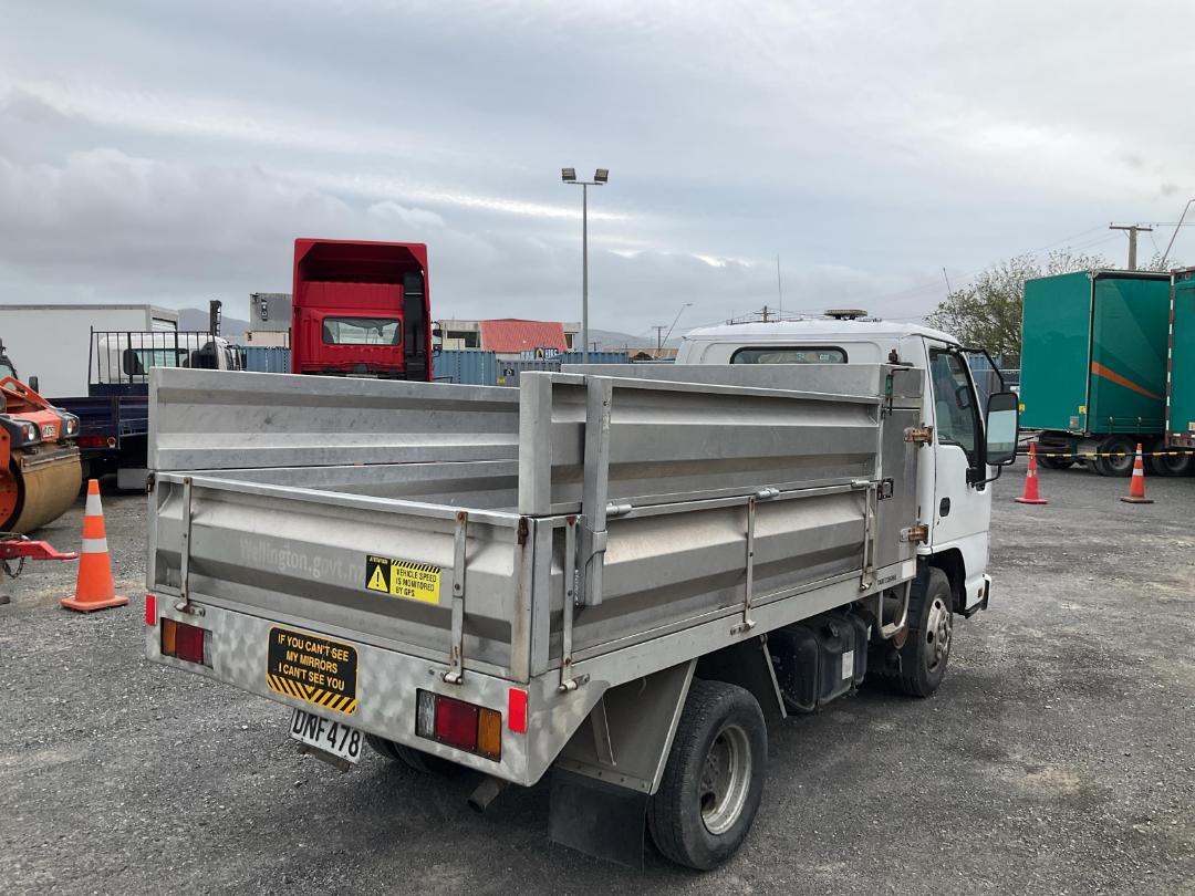 Photo '5' of Isuzu NKR 250FL Tipper