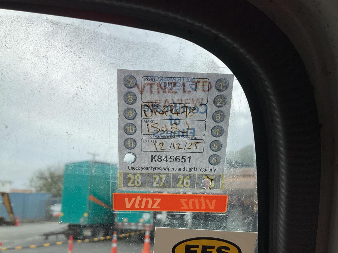 Photo '29' of Isuzu NKR 250FL Tipper