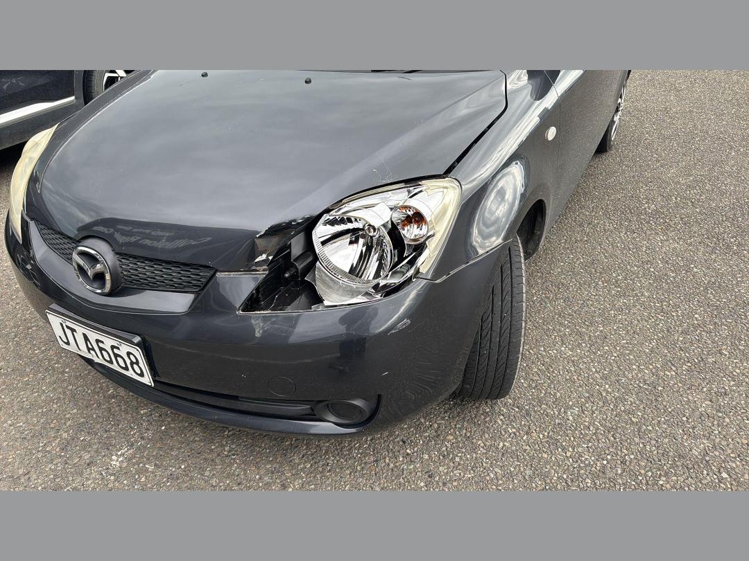 Photo '11' of Mazda Demio