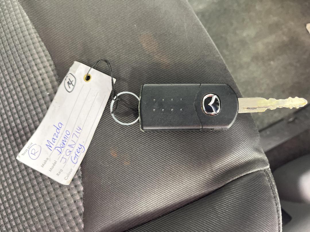 Photo '22' of Mazda Demio Photo '22' of Mazda Demio