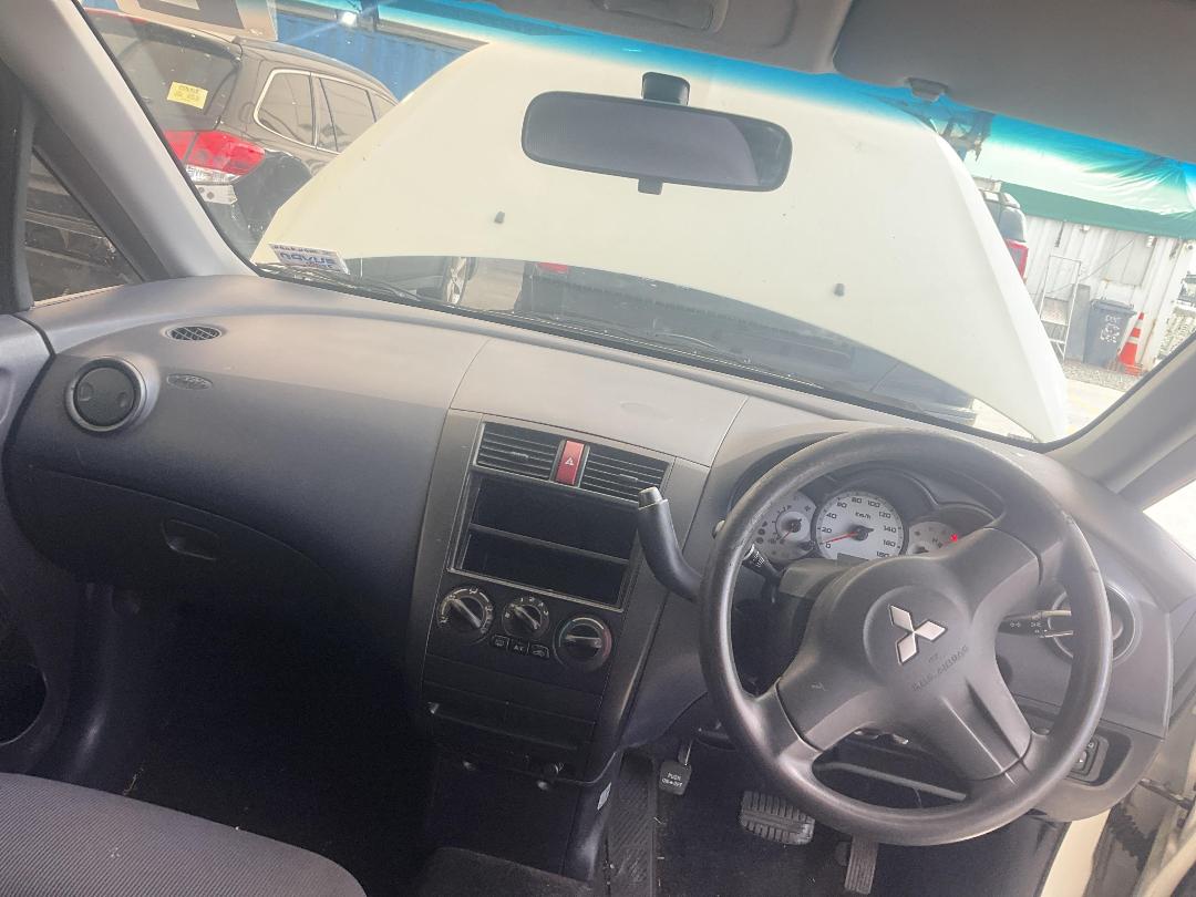 Photo '23' of Mitsubishi Colt Photo '23' of Mitsubishi Colt