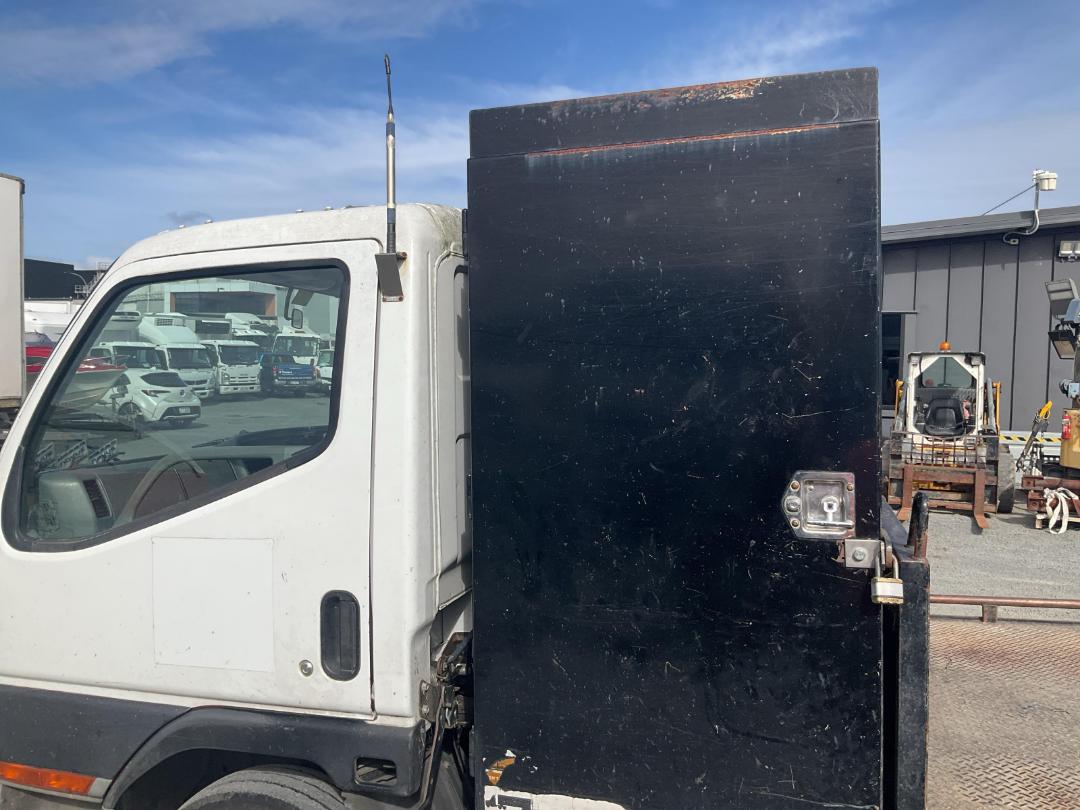 Photo '17' of MITSUBISHI FUSO CANTER FE112E6 Transporter