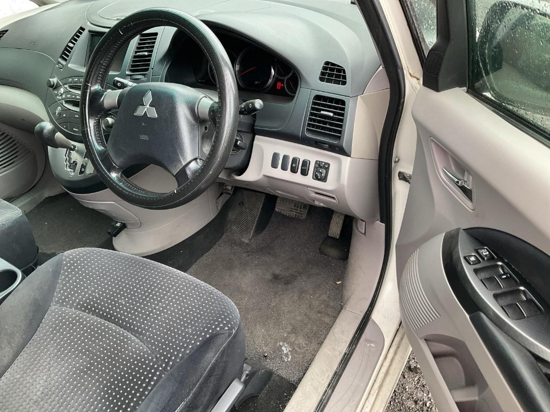 Photo '9' of Mitsubishi Grandis Photo '9' of Mitsubishi Grandis