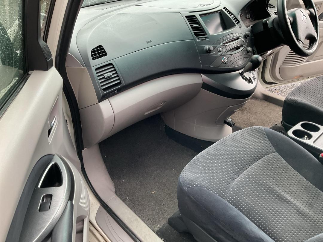 Photo '16' of Mitsubishi Grandis Photo '16' of Mitsubishi Grandis