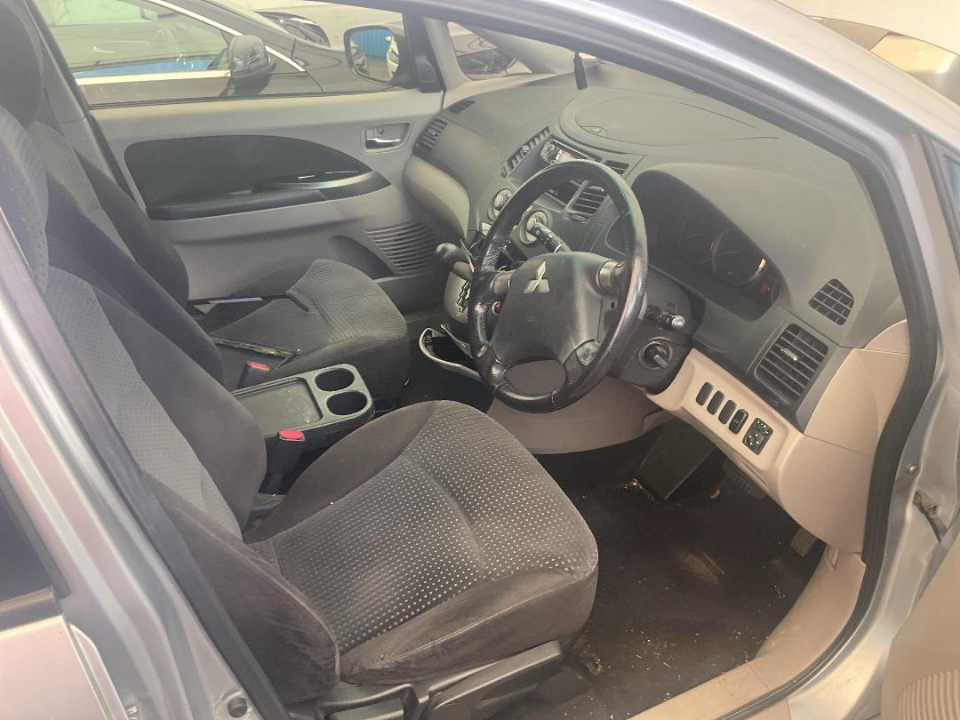 Photo '21' of Mitsubishi Grandis