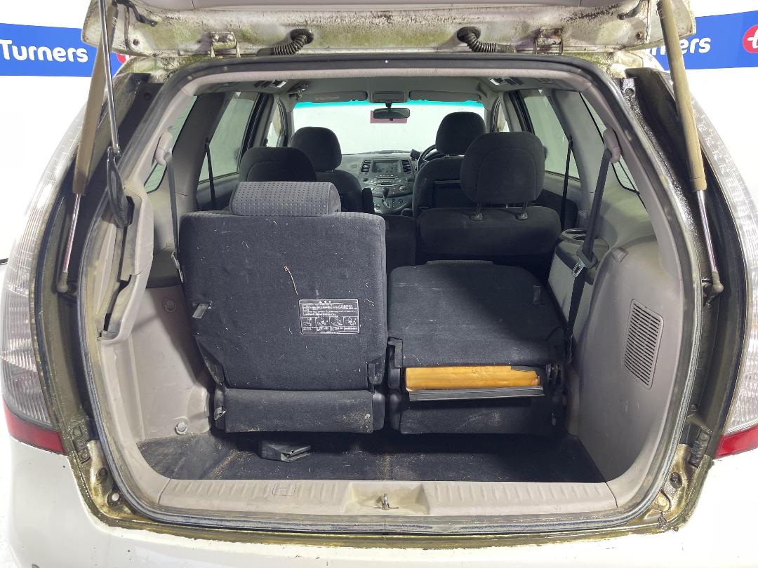 Photo '12' of Mitsubishi Grandis