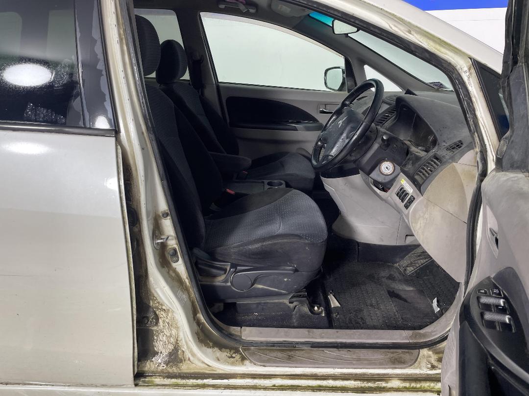 Photo '14' of Mitsubishi Grandis